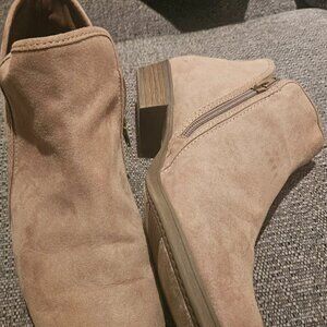 Beige tan cowgirl Western Country Concert ankle low heel faux suede boots 10